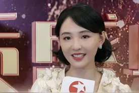 #吴倩 透露自己原先很想尝试六姊妹里的老三，想演一个显眼包，一身貂配黑丝高跟鞋，也希望观众可以给她发觉自己更多面的机会。#电视剧品质盛典  #东方卫视六姊妹视频封面
