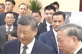 现场视频！习近平在苏林、梁强陪同下，观看了中越建交75周年图片展，重温中越双方友好交往的珍贵画面。（来源：央视时政）视频封面
