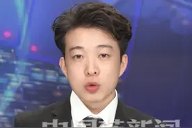 女子常穿洞洞鞋后脚疼到无法行走，检查后被确诊为足底筋膜炎。医生建议若穿洞洞鞋要选尺寸合脚、软硬适中、鞋底不高的款式。