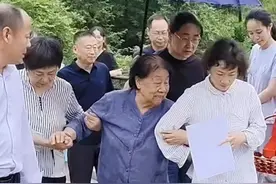 5月22日是袁隆平院士逝世四周年纪念日。当天早上，袁隆平夫人携家人前往位于湖南长沙县的陵园祭扫，墓前摆满鲜花，各地民众前来缅怀致敬。