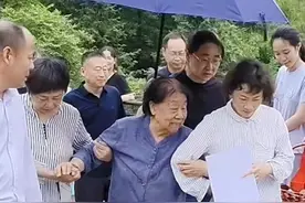 5月22日是袁隆平院士逝世四周年纪念日。当天早上，袁隆平夫人携家人前往位于湖南长沙县的陵园祭扫，墓前摆满鲜花，各地民众前来缅怀致敬。