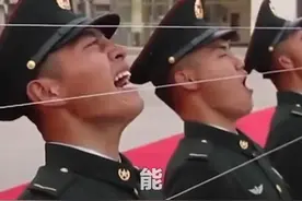 出场即震撼！“最帅单膝跪地”的礼炮兵是怎样炼成的视频封面