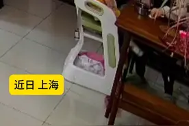 两岁孩子脚踢餐桌后，失去平衡从凳子上摔下，后脑勺着地！#孩子危险行为 #惊险一幕视频封面