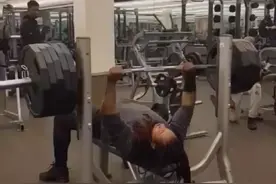 大神牛人的三大项一体训练，
加上杠铃农夫行走，
做上个4组，可以洗澡回家了
#健身 #健身训练 #健身牛人 #精神氮泵 #要做一个猛男 #健身搞笑视频 #健身房那些事儿 #训练日常视频封面