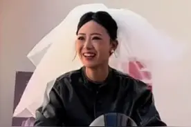 又美又飒超炫酷，新娘霸气骑摩托接新郎，“被这对新人的接亲方式狠狠羡慕到了”  #有一种叫云南的生活 #机车婚礼 #祝福新人 #婚礼现场 #新郎新娘 @懒得讲了.视频封面