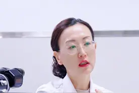深圳7岁男孩，眼球被扎伤造成斜视！需要做角膜移植！ 深圳7岁男孩，8个月前，眼球被指甲刀扎伤。来门诊检查，张主任发现孩子视力差，并且眼睛出现斜视，需要尽早做角膜移植！#深圳 #7岁 #眼睛受伤  #角膜移植张晓融主任 #硬核健康科普行动视频封面