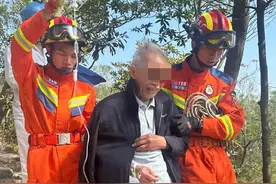 八旬老人爬山被困，登高也需量力而行！ #老人  #消防救援 #爬山 @珠海消防视频封面