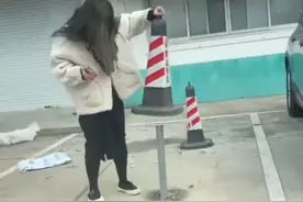 女子为了停车欲拿走路障，结果没想到……#笑哭 #停车 视频封面