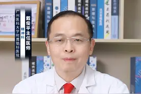 患者出现幻觉、妄想就是精神分裂症吗？ #涨知识 患者出现幻觉、妄想不一定就是精神分裂症，但这些症状可能是精神分裂症的症状之一。以下是关于幻觉、妄想和精神分裂症的几点详细解释：
第一. 幻觉和妄想的概念：
幻觉是指患者在没有外界刺激的情况下，感知到不存在的物体、声音、气味等。幻觉可以是视觉、听觉、嗅觉等多种类型。
妄想是指患者产生错误的、不切实际的信念或想法，这些信念或想法与事实不符，且无法通过逻辑或事实进行纠正。妄想可以涉及各种内容，如被害妄想、关系妄想、虚无妄想等。
第二. 幻觉和妄想与精神分裂症的关系：
精神分裂症是一种严重的精神疾病，其主要症状包括幻觉、妄想、思维混乱、情感淡漠等。幻觉和妄想是精神分裂症常见的症状之一，但并不是所有精神分裂症患者都会出现这些症状。
除了精神分裂症，幻觉和妄想也可能出现在其他精神疾病中，如双相情感障碍、抑郁症、焦虑症等。此外，某些药物滥用、脑部疾病或脑损伤也可能导致幻觉和妄想的出现。
第三. 如何判断是否为精神分裂症：
幻觉和妄想虽然是精神分裂症的常见症状，但仅凭这些症状并不能确定是否为精神分裂症。精神分裂症的诊断需要综合考虑患者的病史、症状表现、持续时间、严重程度等多方面因素。
如果患者出现幻觉、妄想等症状，建议及时就医，由专业医生进行全面的评估和诊断。医生会根据患者的具体情况，结合相关检查和诊断标准，做出准确的诊断并制定合适的治疗方案。
总之，患者出现幻觉、妄想不一定就是精神分裂症，但这些症状可能是精神分裂症的症状之一。对于这些症状的出现，需要及时就医，由专业医生进行评估和诊断，以便制定合适的治疗方案。#硬核健康科普行动  @创作灵感小助手视频封面