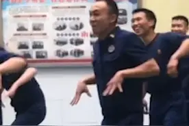 当蓝朋友学跳舞时，手和脚都有自己的想法。视频封面