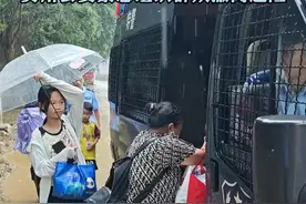 贵州公安紧急组织榕江群众撤离避险 6月28日，新一轮洪峰来袭，榕江全城警报，贵州公安紧急组织群众撤离避险。#贵州警察故事 #贵州榕江暴雨  #热点新闻事件