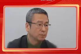 白岩松：如今年轻人是弱势群体，呼吁提高年轻人个税起征点。#两会  #白岩松  #年轻人  #个人所得税 @抖音短视频视频封面