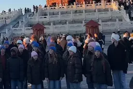 在天坛公园偶遇美国儿童合唱团的小朋友用中文合唱《如愿》，网友：开口惊艳！（来源：浙江日报、人民日报）