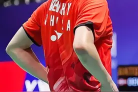 逆袭！被罚黄牌！太刺激了这球！国羽上演逆袭翻盘！ #羽毛球 #中国羽毛球公开赛 #国羽 #翁泓阳 #汗水不会辜负你视频封面