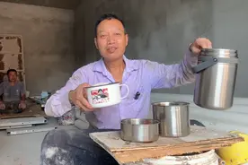 工地自带饭，香喷喷的腊肉配米饭，味道没有臭 #农民工 #生活记录