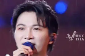 #周深 演唱会上，小女孩想听《兰亭序》，周深：点歌机会是妈妈的，还暖心嘱咐“要好好爱妈妈哦”（部分视频：@啾星星不要跑 ）视频封面