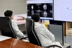 8岁男孩持续三周抽动，颅底发现肿物，国内首个！AI儿科医生正式“上岗”。#ai #医生 #孩子 #肿瘤视频封面