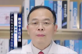 阿立哌唑停药后脑子有些人脑子很灵活怎么回事? #涨知识 阿立哌唑除用于治疗精神分裂症外，还可用于治疗某些伴有精神病性症状的抑郁症，或#双相情感障碍 患者。虽然对改善精神症状有一定的帮助，但与某些抗抑郁药物可能会产生疗效冲突。当患者停用阿立哌唑后，抗抑郁药物作用能够得到很好发挥。患者的情绪、思维、行为，均得到不同程度的改善，其中也包括患者自觉脑子很活跃；对病情相对较轻的精神心理疾病，如神经官能症，患者服用阿立哌唑会对大脑的精神活动产生不良影响，或明显抑制作用，如过度镇静，对人的思维也产生一定的抑制作用。停服以后，大脑精神活动的抑制作用减弱，患者会出现脑子变轻松或脑子很活跃的感觉。温馨提示：如果患者出现服药不适，要及时去医院寻求专业医生的帮助，用药要在医生的指导下规范使用，不可私自停药，减药。#dou来说健康 @创作灵感小助手视频封面