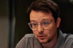 大半夜，男人的手机无缘无故的响个不停视频封面