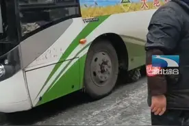 #湖北大悟 路面结冰公交车靠滑行前进，网友：全车人只有司机知道刹不住了视频封面