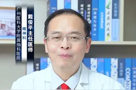 为什么说晚期精神分裂要小心慢性衰退？ #涨知识 晚期精神分裂症患者要小心慢性衰退，主要原因可以归纳为以下几点：
第一，病情恶化与功能丧失：#精神分裂症 晚期，患者的精神状态会明显衰退，表现为思维活动贫乏、情感反应淡漠、意志活动减退等阴性症状。这些症状会严重影响患者的社会功能，如工作、学习和人际交往能力，甚至导致患者丧失基本的生活自理能力。这种慢性衰退过程是不可逆的，因此需要特别警惕。
第二，并发症与认知障碍：随着病情的恶化，晚期精神分裂症患者还可能出现一系列的并发症，如记忆力下降、智力下降等认知障碍。这些并发症会进一步加剧患者的衰退过程，使其更加难以融入社会和生活。
第三，治疗难度增加：晚期精神分裂症的治疗难度相对较大，因为此时患者的症状已经较为严重，且往往伴有不同程度的认知障碍和功能丧失。这使得治疗过程更加复杂和漫长，需要更多的耐心和关注。
综上所述，晚期精神分裂症患者需要特别小心慢性衰退的问题。家人和医生应密切关注患者的病情变化，及时采取有效的治疗措施，以延缓衰退过程并提高患者的生活质量。同时，患者自身也应保持积极的心态，配合治疗并努力恢复社会功能。#硬核健康科普行动  @创作灵感小助手