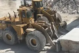 大型叉车叉巨型石头，两台叉车通力合作 #大型工程车施工现场视频视频封面