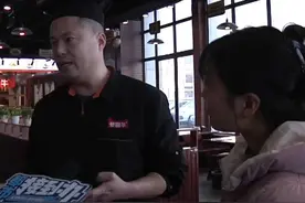 厨师长表示，没有说不发工资，只是老板提的方案求助人不同意#都市接到办视频封面