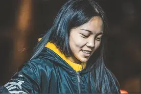 本科毕业95后摆摊女孩，白天代课晚上摆摊，为了不让父亲去工地干活自己努力工作，一件外套穿了10年#摆摊 #市井生活 #创业 视频封面
