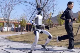 宇树科技人形机器人京东线上首发，售价9.9万元，短时间已售空视频封面