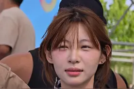 7月13日，山东潍坊，博主“#痞幼 ”闯关“快冲”，一亮相成全场焦点，粉丝们默默掏出手机。@痞幼