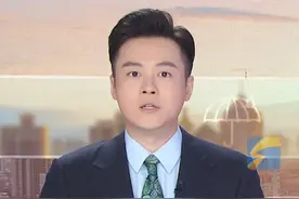 女演员黄杨钿甜被曝成人礼戴230万耳环，网友质疑其父亲贪污雅安灾后重建款，父亲发长文回应称饰品并非正品，已封存可接受鉴定，欢迎大家监督，如发现有任何问题可以向当地纪检部门举报，会积极配合调查，承担一切后果。#黄杨钿甜 #成人礼 #雅安 #公务员 @主持人瑞嵩