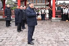 习近平祝愿丽江人民的生活如同纳西族的“和”姓一样，幸福安康、和和美美。视频封面