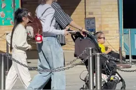 戚薇李承铉一家四口在环球影城游玩，二胎儿子罕见露面，带墨镜十分可爱，大女儿Lucky身高已超过戚薇的胸口视频封面