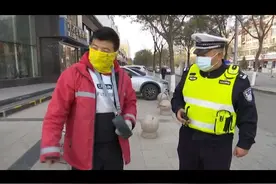 电动三轮车未拉手刹，旁边违停车辆“遭殃”，鸿Sir赶到现场……视频封面