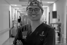 6月15日，中国援坦医疗队队长#张军桥 ，在#坦桑尼亚 达累斯萨拉姆为救落水者牺牲，年仅38岁。他是山东第二医科大学附属医院的医生，曾带妻女摆地摊教心肺复苏。