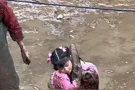 1月4日，四川内江，小女孩下泥塘抱鱼玩得满身泥，像极了年画娃娃#年画娃娃 #抓鱼 #农村生活 来源：@方视频封面
