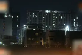 【缅甸园区被断电后 部分场所使用应急发电】 在泰方对缅甸五个地区断网、断电、断油之后，有当地媒体拍摄到，相关区域明显变得幽暗，与周围灯火通明的楼宇、街道形成鲜明对比。#泰缅边境断电妙瓦底一片漆黑##打击电信诈骗#视频封面