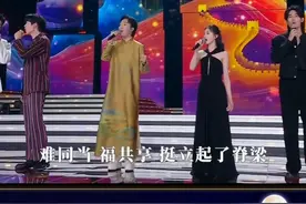 #李玉刚刘浩存魏大勋胡先煦范世錡合唱万疆 #2023湾区升明月大湾区电影音乐晚会 上，李玉刚、刘浩存、魏大勋、胡先煦、范世錡共同演唱歌曲《万疆》。红日升在东方，其大道满霞光，我何其幸，生于你怀，承一脉血流淌…新时代电影人，集聚时代力量，共谱时代华章！湾区升明月，总有一首歌能够打动你！视频封面