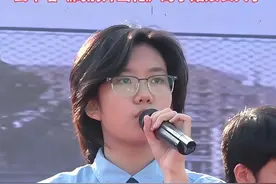 又帅又飒！这才是青春该有的样子。石家庄二中实验学校毕业典礼上，去年唱《离别开出花》的小姑娘长大了，愿你一直奔走在自己的热爱中！网友感叹：真想找回自己的青春#二南毕业典礼 #Defunct乐队 #邓轶尘 #不再犹豫视频封面