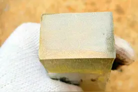 国内刀匠锻造大马士革花纹钢 国内手工刀匠耗时140个工时使用1095➕15N20钢材锻造马赛克新型四叶草花纹，过程经过反复堆叠，变形，锻压，使钢坯最后呈现无以伦比的复杂而又好看的花纹。#打铁老手艺 #手工diy #制作过程 #锻打