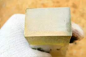 国内刀匠锻造大马士革花纹钢 国内手工刀匠耗时140个工时使用1095➕15N20钢材锻造马赛克新型四叶草花纹，过程经过反复堆叠，变形，锻压，使钢坯最后呈现无以伦比的复杂而又好看的花纹。#打铁老手艺 #手工diy #制作过程 #锻打