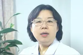 尿里泡沫不消散，睡前一个方法 #医学科普 #泡沫尿 #肾病视频封面