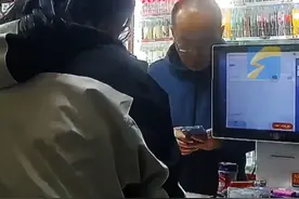 5月1日，江苏南通，男子进店问起曾辅导过作业的女孩，老板强忍悲伤回答：“孩子已经不在了，她跟我提过你。”顾客走后，老板听着女儿生前的语音哭成泪人。@雅祺宝贝 #思念视频封面