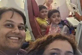 印度坠毁客机前序航班乘客称哪哪都坏了，一家五口拍下最后全家福 6月12日，乘坐印度航空失事客机前序航班的一名印度乘客拍下同一架客机此前异常画面。飞机上的空调、娱乐系统遥控器及照明灯光等均发生故障，无法正常工作。该乘客已将视频提供给相关部门协助调查。此外，印度媒体公布了起飞前的舱内画面。一名女医生两天前辞去工作，准备与丈夫和三个孩子前往伦敦生活，一家五口在起飞前拍下最后一张全家福。#乘客称飞机早已出现多项故障 #印度一家五口空难前拍下最后全家福（红星新闻、参考消息）视频封面