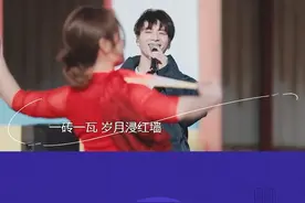 #今天你也辛苦了 为了欣赏刘洋的舞姿，村民们专门为村支书刘洋搭建了一个舞台，还秘密邀请美声男歌手@蔡程昱为她伴唱，在舞台上的刘洋真的太美了~视频封面