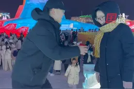 12月28日，黑龙江哈尔滨。男子在冰雪大世界求婚：我们已恋爱了两年，找个有意义的日子求婚。网友：“冻”在一起，一辈子不分开。