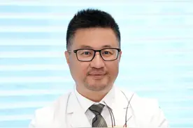可能致死的皮肤病 90%的人都得过 #荨麻疹 虽然常见，但这病不容小觑！#急性荨麻疹 发作的时候，可能会产生非常严重的风险。

#皮肤科医生赵作涛  #皮肤过敏   #湿疹视频封面