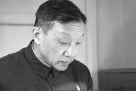 王大珩院士：留英10年携全套技术回国“追光” #王大珩 ，中国应用光学事业的奠基人。1938年赴英国留学，期间为掌握光学玻璃核心技术放弃博士学位，进入英国昌司玻璃公司从事实验研究。1948年归国后，他白手起家筹建中国科学院仪器馆，后续带领团队熔制出中国第一炉光学玻璃，结束了国内无法自主生产的历史，并领导研制出“光学八大件”等里程碑式成果。他主导研制的原子弹爆炸高速摄影机等设备为#“两弹一星” 工程提供关键光学技术支持。1986年，他与王淦昌等科学家联名倡议“863计划”，中国高技术的发展从此腾飞。
#《百名院士的入党志愿书》 系列视频，借助AI声音还原技术，穿越时空的壁垒，聆听科学家们在入党那一刻，对党和人民许下的最真挚誓言。他们犹如科学的灯塔，用无尽的探索，照亮了我们前行的道路。视频封面
