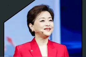 这十年当中我个人的变化也是脱胎换骨的，其实所有的女性，年龄并不是我们的敌人，我们什么时候都可以开始一段精彩的人生。#大有学问 #天下女人国际论坛视频封面