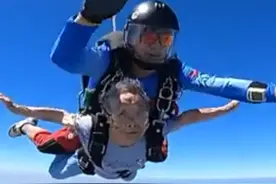 【硬核奶奶上线！#84岁高龄挑战3000米跳伞】近日，湖北黄冈，84岁的陶喜地奶奶体验了一把3000米高空跳伞，平安落地。陶奶奶年轻时就热爱各类运动，如今身体仍健康硬朗，乐于追赶潮流。此前，#84岁奶奶被102岁老太跳伞新闻鼓舞 ，也有了挑战一把的想法：“别人102岁能跳伞，我也能！”据了解，高空跳伞项目没有年龄限制，但健康状况需符合标准，安全措施也必须完备。#湖北84岁奶奶3000米高空跳伞 #84岁奶奶挑战3000米跳伞视频封面